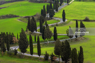 Italy pictures - Monticchiello winding road