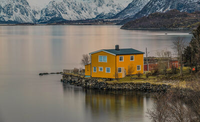 photography spots in Norway - Yellow Rorbu, Fiskebøl