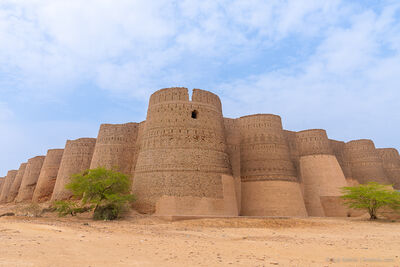 photo spots in Pakistan - Derawar Fort