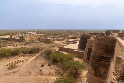 pictures of Pakistan - Derawar Fort