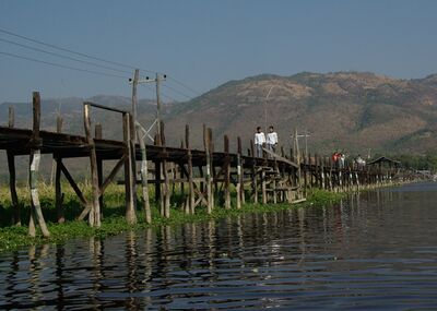 Myanmar (Burma) pictures - Mine Thauk Bridge, Inle Lake
