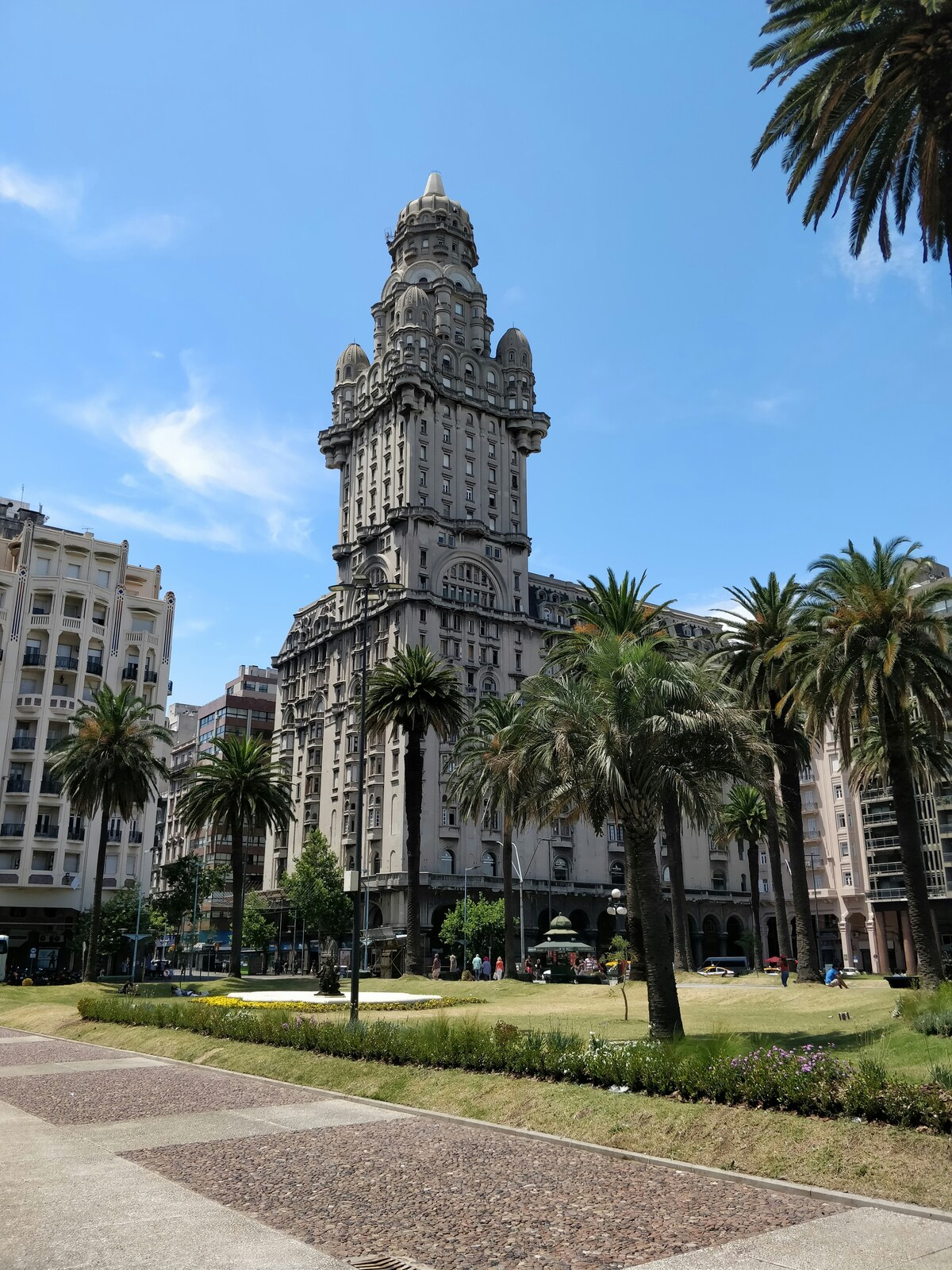 Image of Independence Square, Montevideo by Team PhotoHound