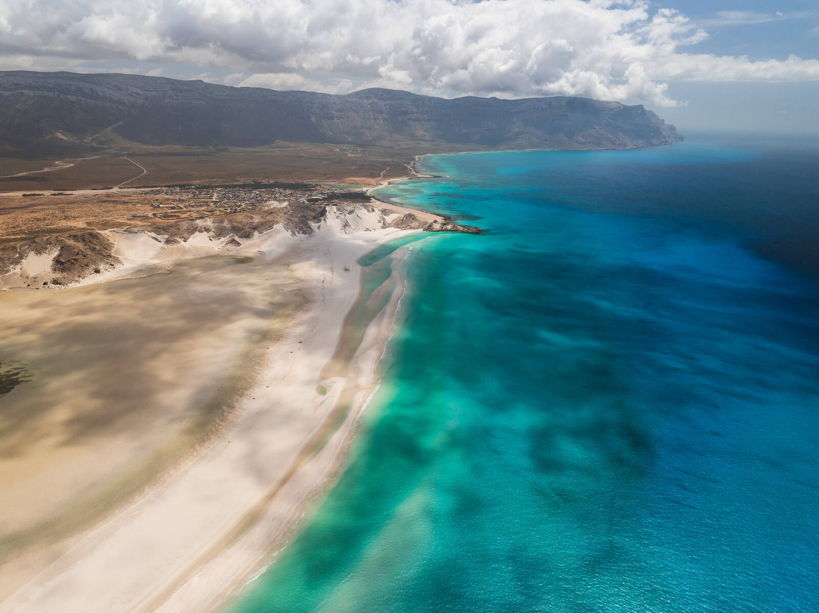 Image of Detwah Lagoon and Sand Dunes, Socotra by Luka Esenko