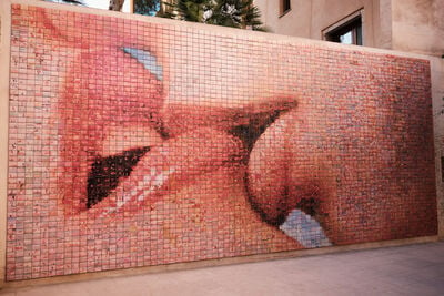 images of Barcelona - The World Begins With Every Kiss (The Kiss Mural)
