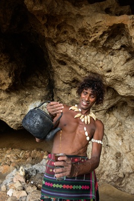 images of Yemen - The Caveman of Detwah Lagoon