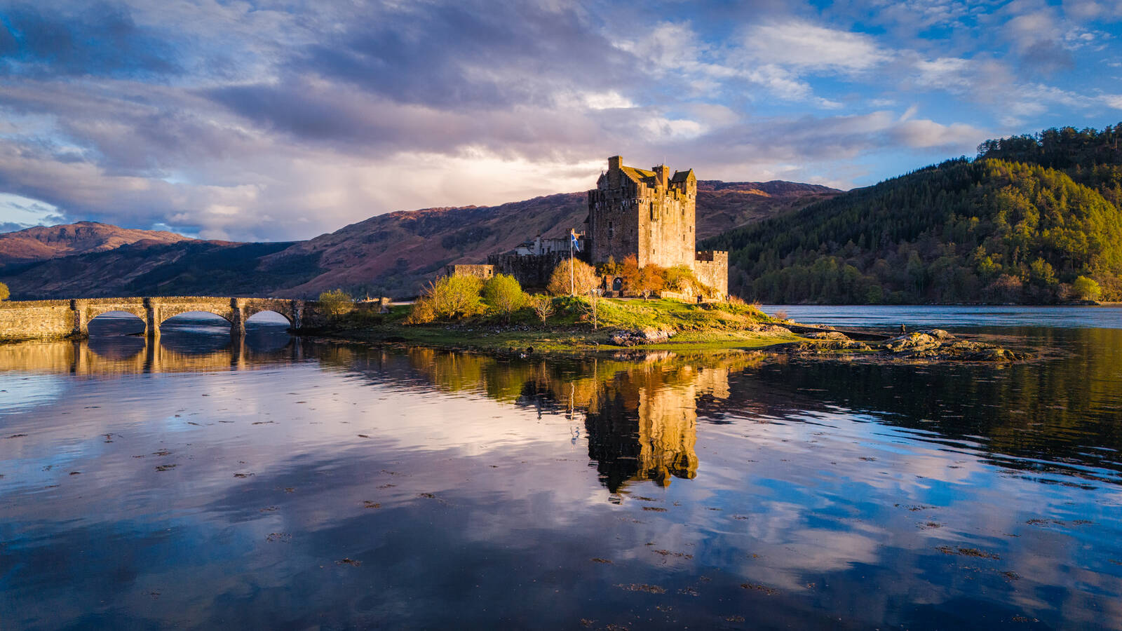 Image of Eilean Donan Castle by Jakub Bors