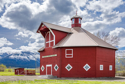 pictures of the United States - Triple Creek Ranch Octagonal Barn