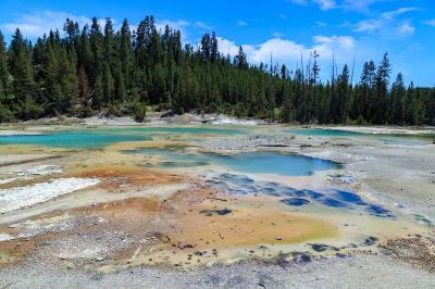 pictures of Yellowstone National Park - NGB - Crackling Lake