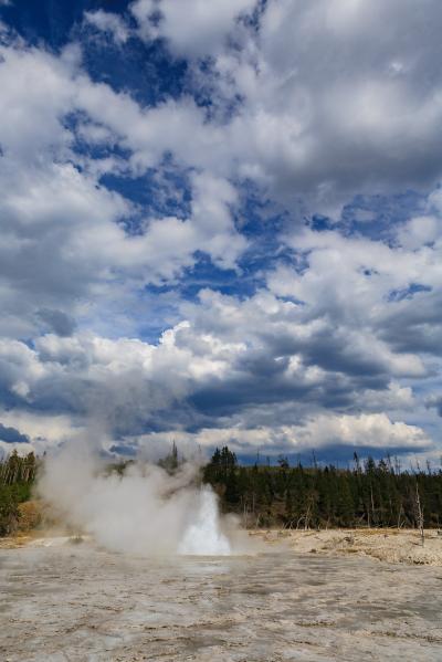 photo spots in Yellowstone National Park - UGB - Oblong Geyser