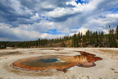pictures of Yellowstone National Park - UGB - Chromatic Pool
