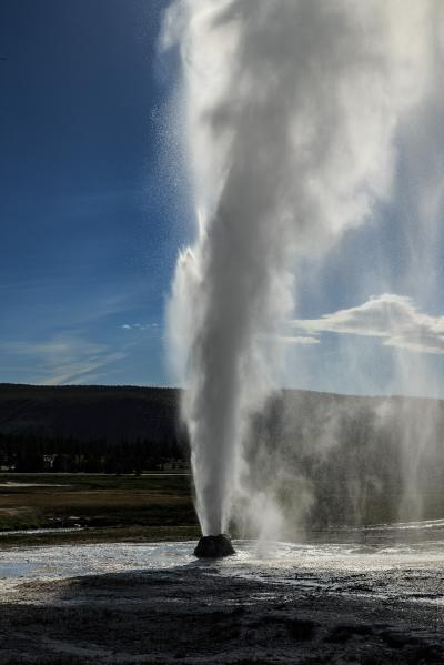 pictures of Yellowstone National Park - UGB - Beehive Geyser