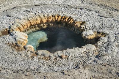 photo spots in Yellowstone National Park - UGB - Beach Spring