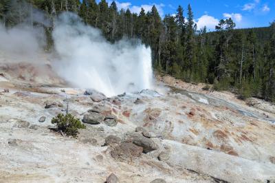 photo spots in Yellowstone National Park - NGB - Steamboat Geyser