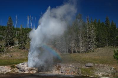 photo locations in Yellowstone National Park - UGB - Riverside Geyser
