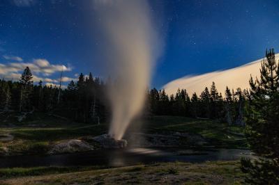 pictures of Yellowstone National Park - UGB - Riverside Geyser