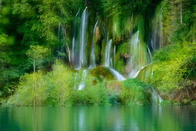 Okrugljak Lake Waterfall